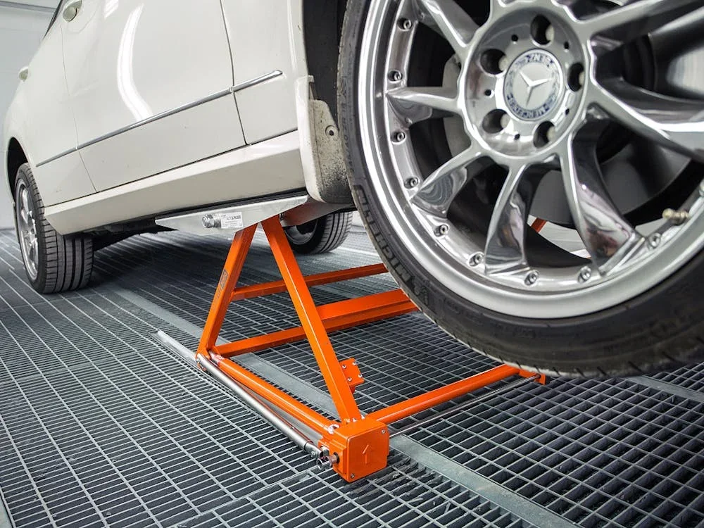AUTOLift 3000 lifting a Mercedes wheel