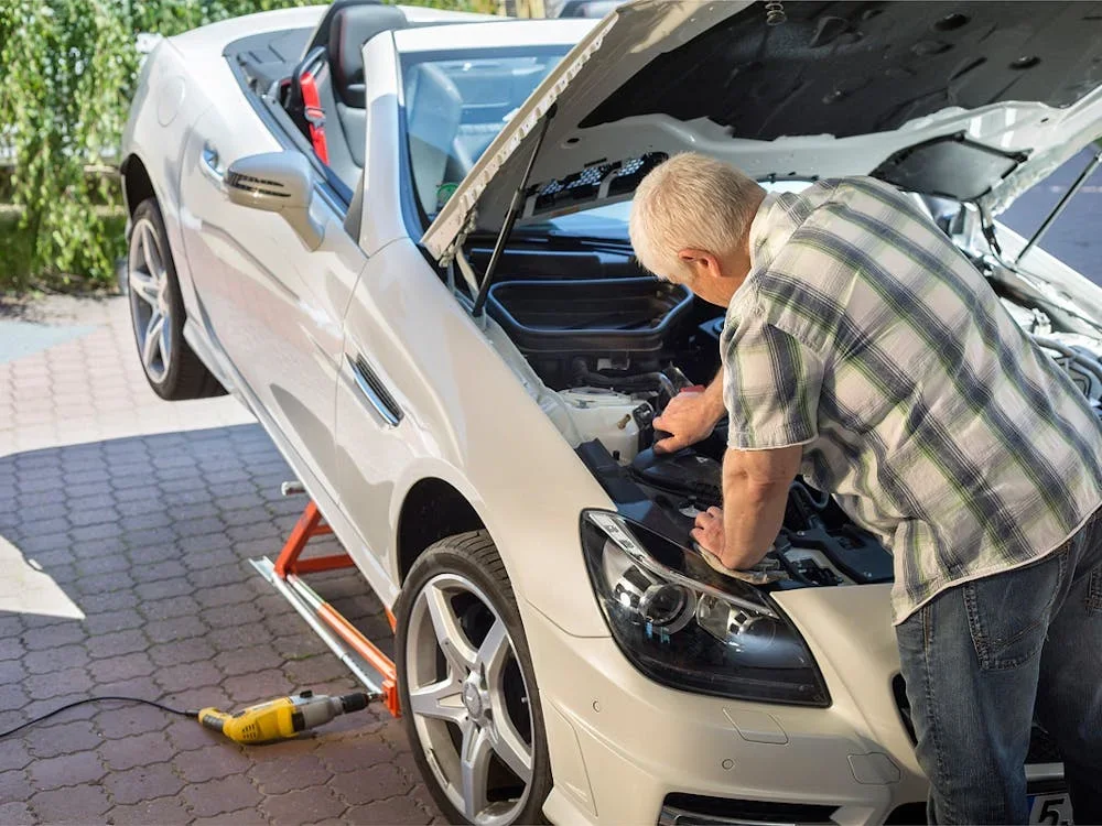 Mechanic working on car with AUTOLift